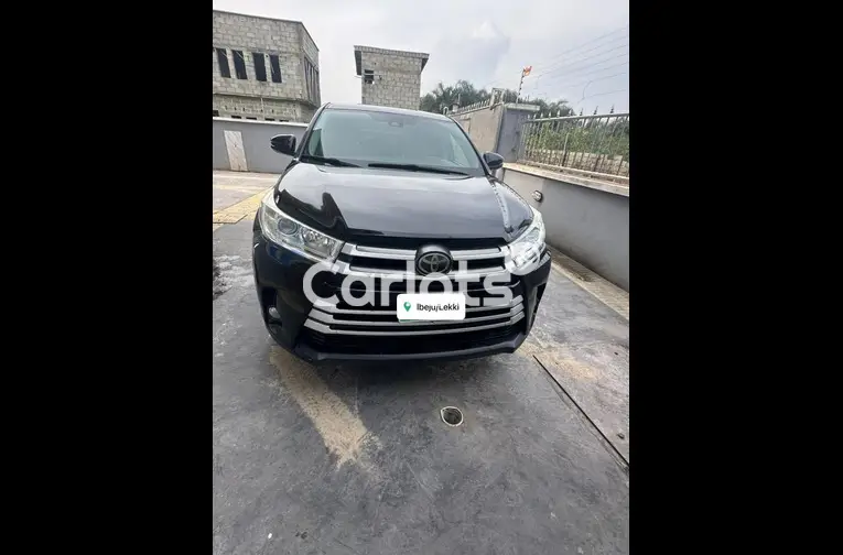 BRIEFLY USED 2017 TOYOTA HIGHLANDER LE