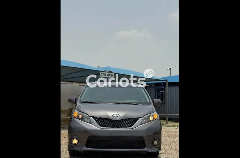 2011 TOYOTA SIENNA SE